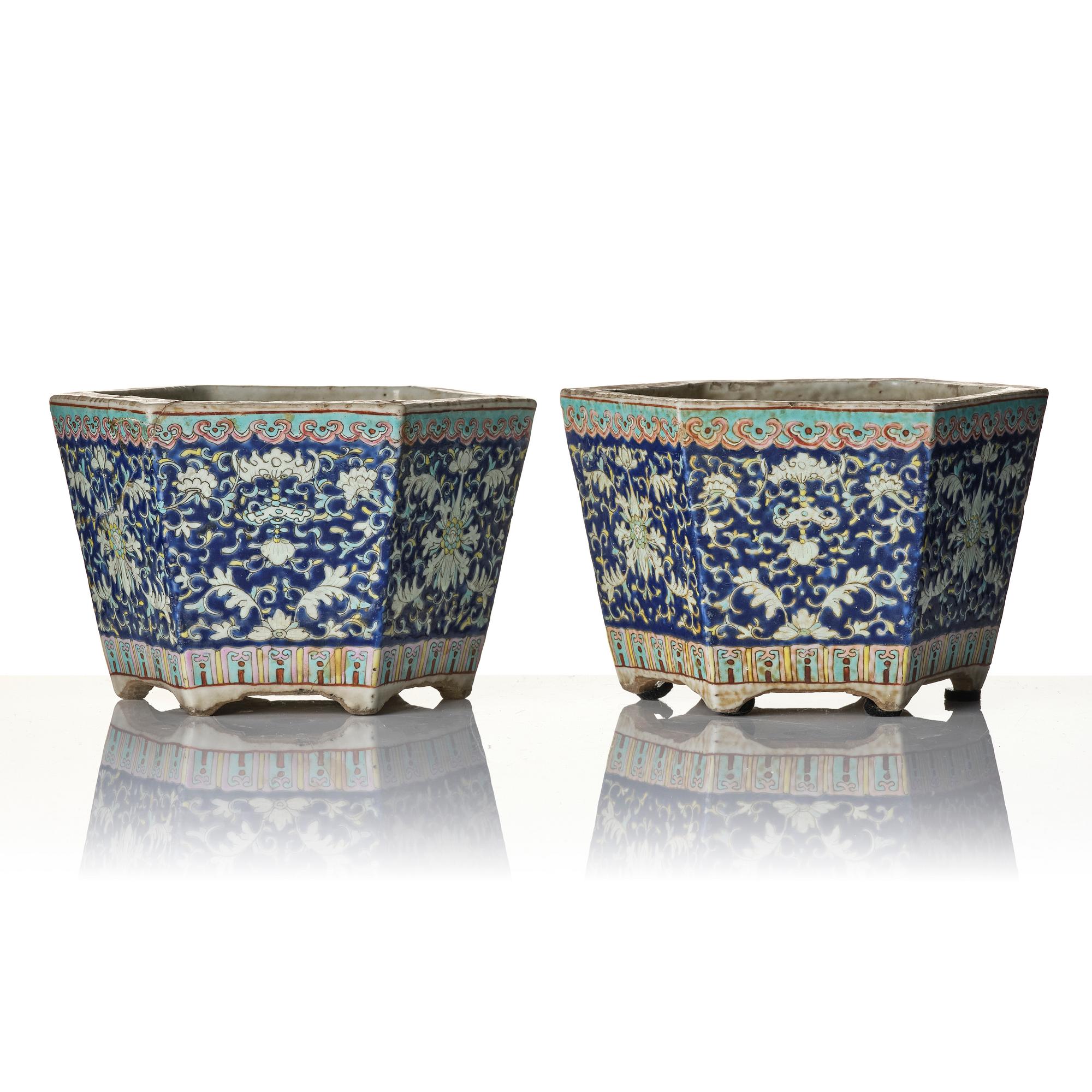 Ytterfoder, två stycken, porslin. Sen Qingdynasti/tidigt 1900-tal.