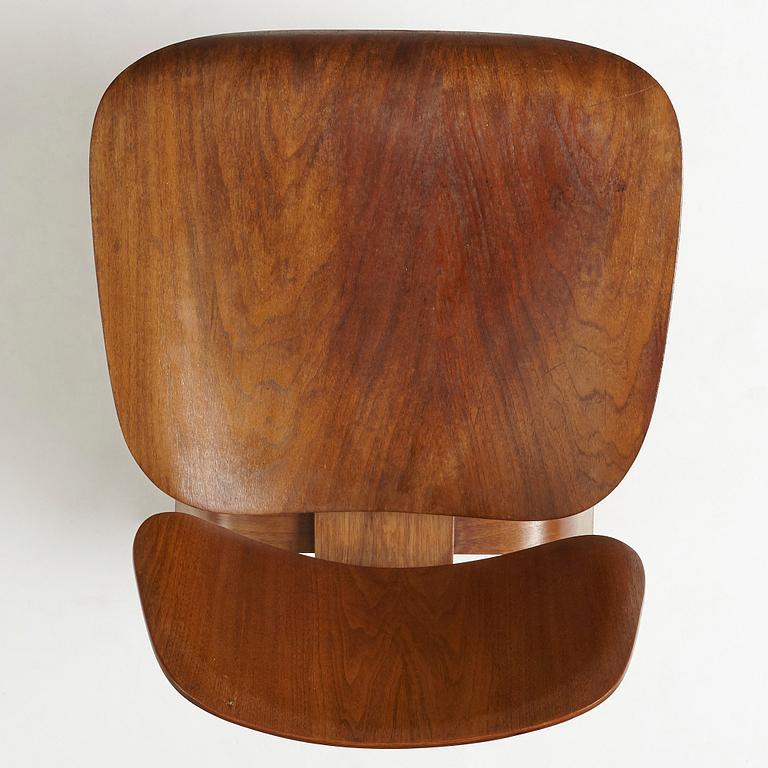 Charles & Ray Eames, a "LCW" chair, Evans Products Co USA, 1940's.