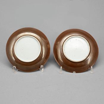 KOPPAR MED FAT, ett par, porslin, Qianlong, Kina 1700-tal.