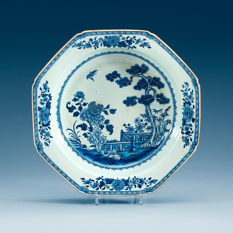 A blue and white basin, Qing dynasty, Qianlong (1736-95).