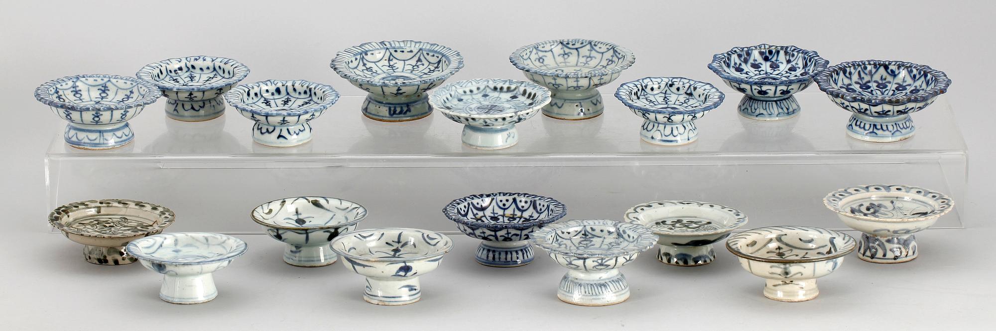 SKÅLAR PÅ FOT, 18 st, porslin, Kina, 1800/1900-tal.