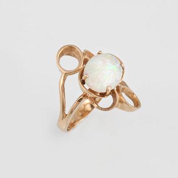 RING, 14K guld med vit opal. Vikt 5,8 gram.