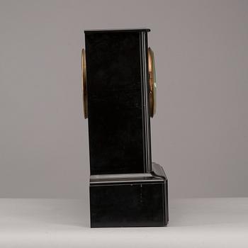 BORDSPENDYL, svart marmor, mässing, Mellaneuropa, sekelskiftet 1800/1900.