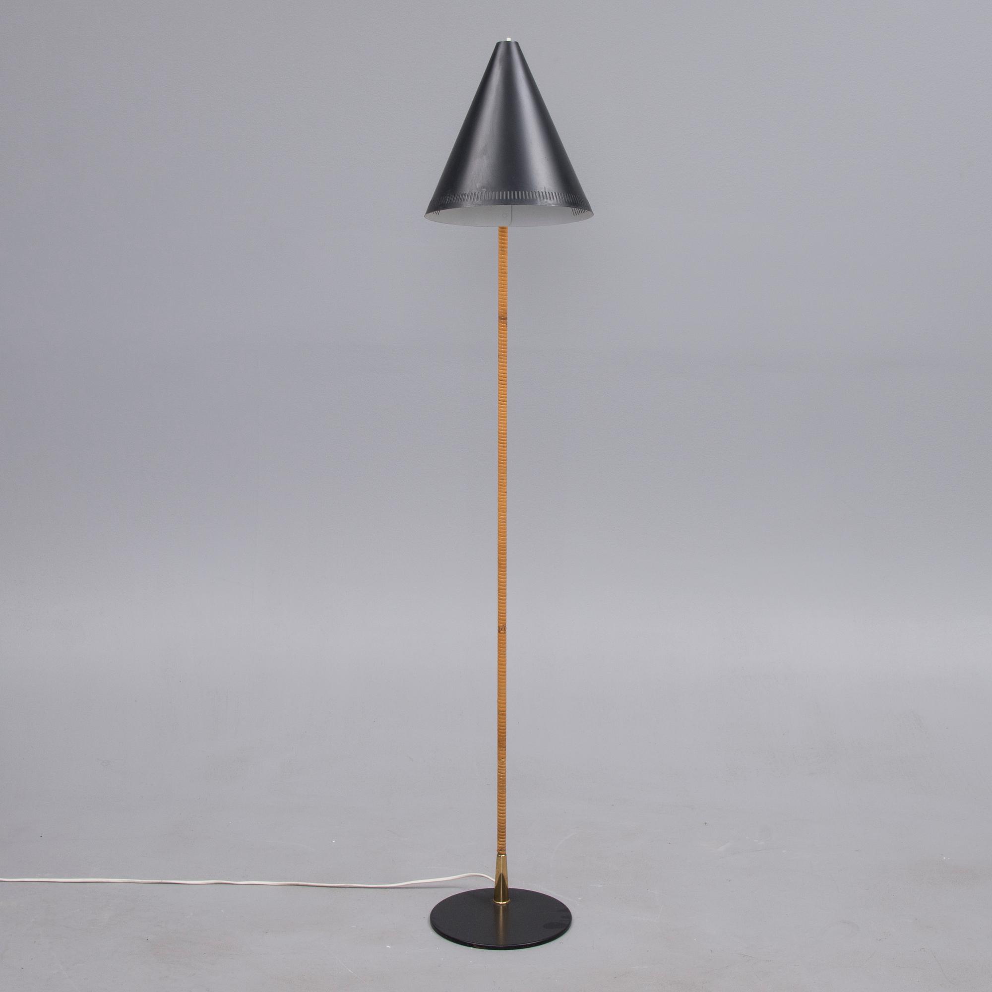 GOLVLAMPA, K10-10, Paavo Tynell, tillverkad av Idman. 1950-tal.