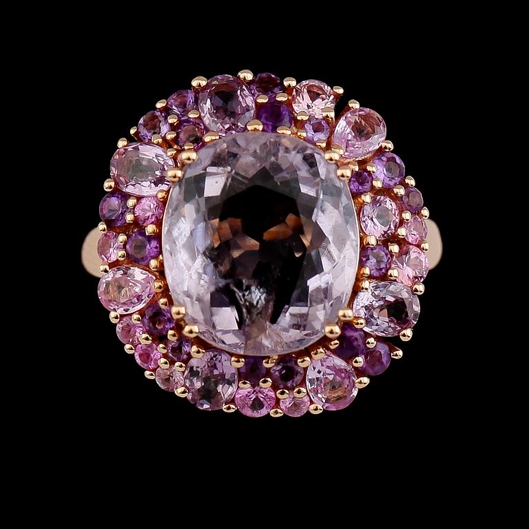 RING, 18K roséguld, turmaliner tot ca 6.10 ct, ametister tot ca 0.54 ct, rosa safirer tot ca 1.96 ct.