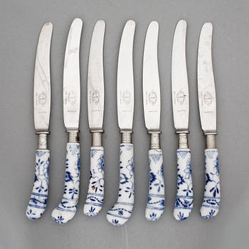 KNIVAR, 7 stycken med porslinsskaft. Meissen, tidigt 1900-tal.