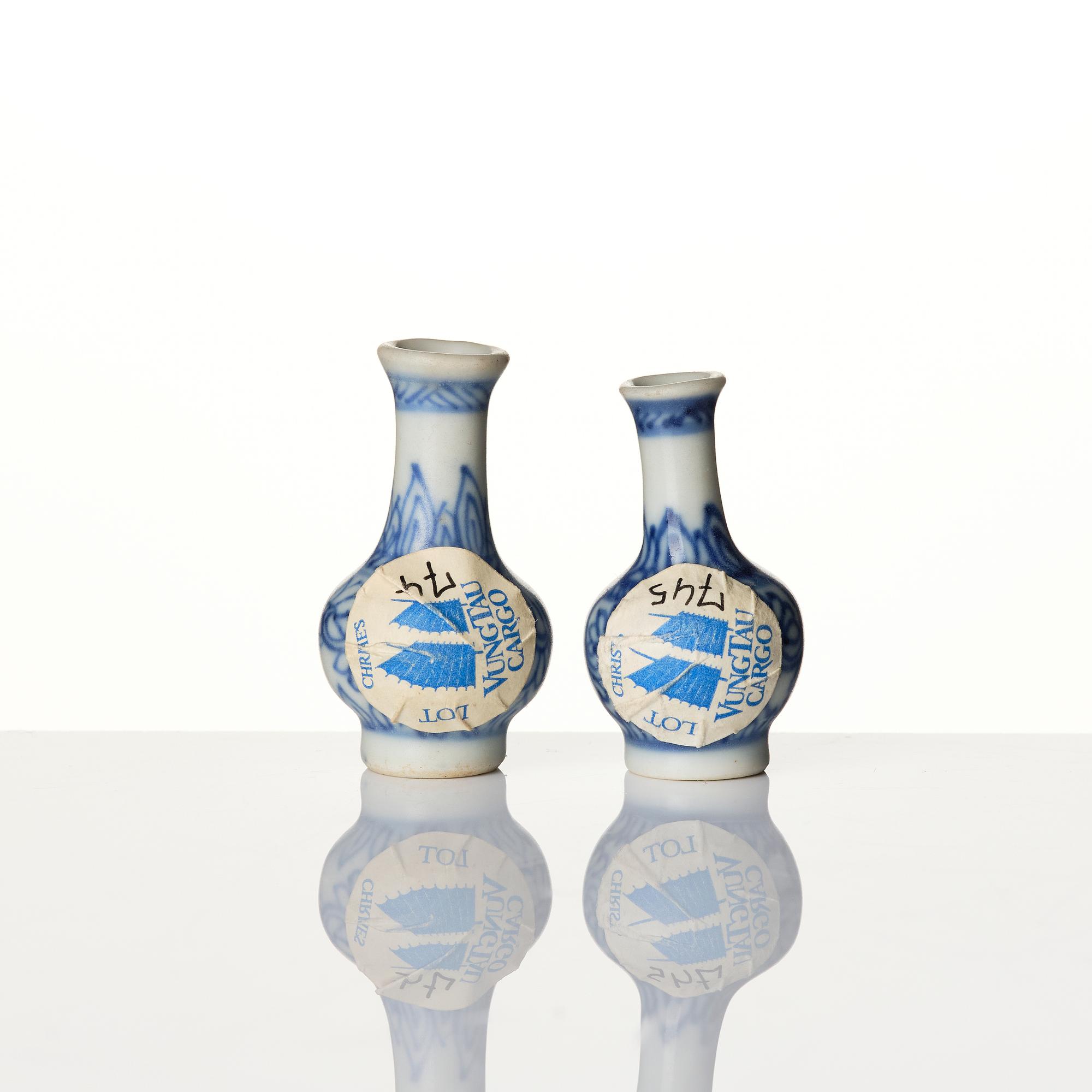 A pair of Chinese blue and white 'Vung Tau Cargo' porcelain miniature vases, Qing dynasty, around 1690.