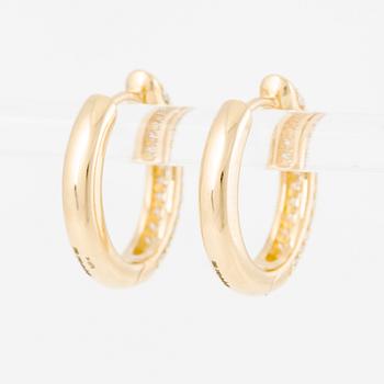 Hoop earrings in 18K gold set with brilliant-cut diamonds.