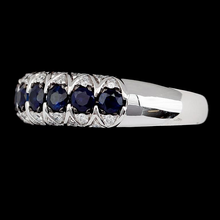 RING, 14K vitguld, blå safirer och diamanter 0.25 ct.