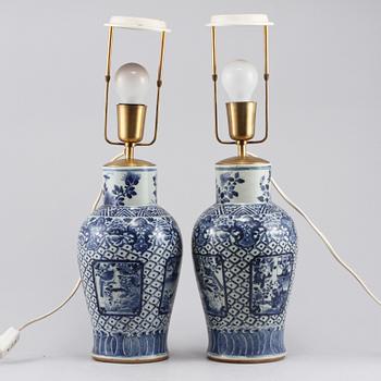 BORDSLAMPOR, ett par, porslin, Kina, 1700/1800-tal.