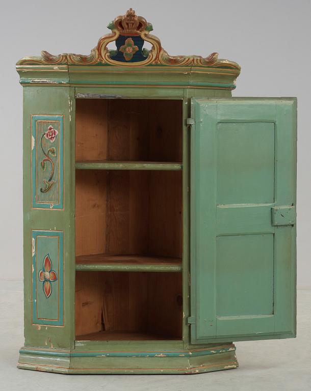 HÖRNSKÅP, bär datering 1632, delvis 1700-tal.