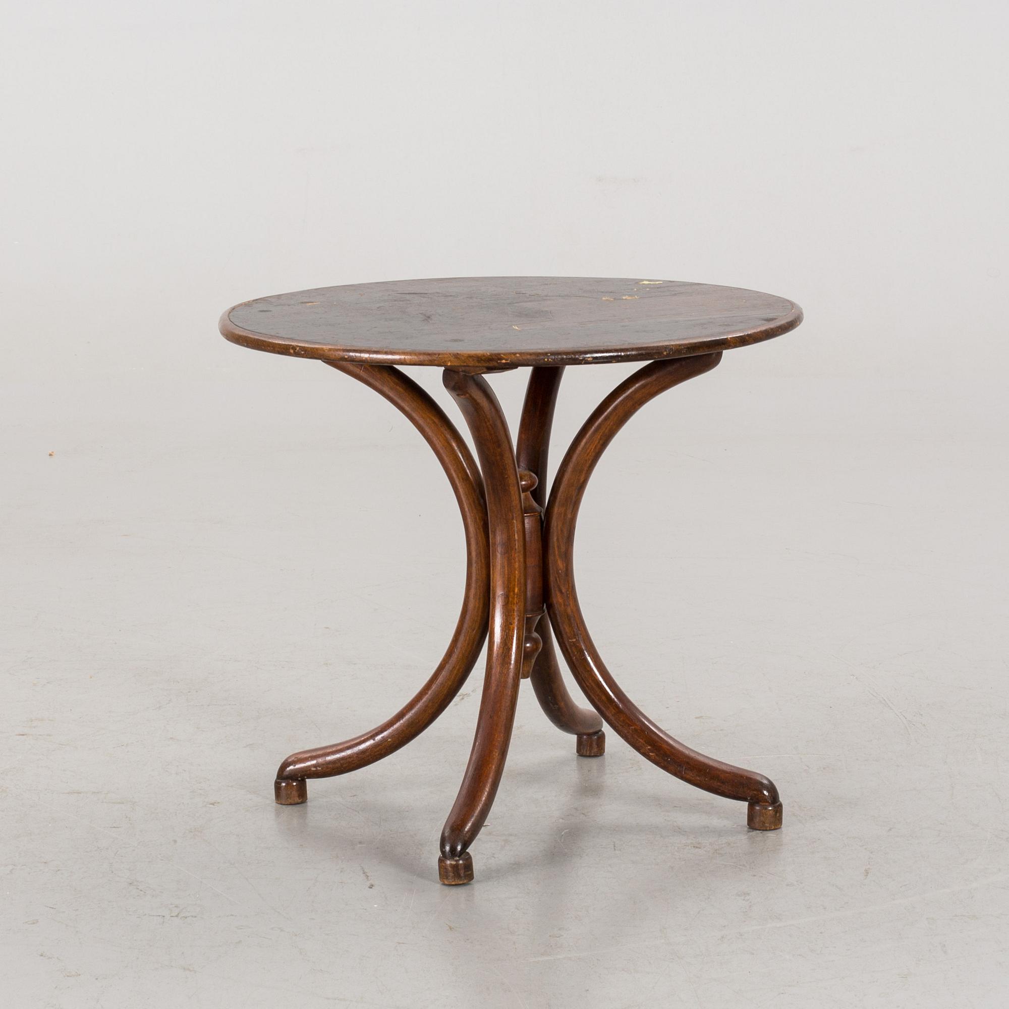 A THONET BENTWOOD TABLE FROM CA 1900.