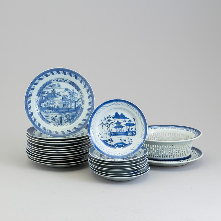 A part dinner export porcelain service, Qing dynasty, 19th century (23 pc).