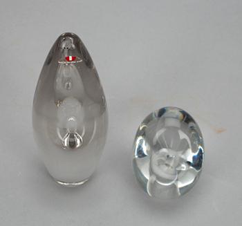 SKULPTURER, 2 st, glas, "Hjärtat" resp "Orkidé" Timo Sarpaneva, Iittala.