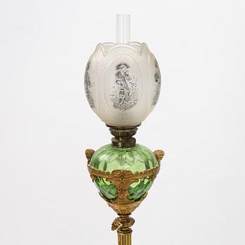 Golvfotogenlampa, mässing med bordsskiva i onyx, omkring 1900.