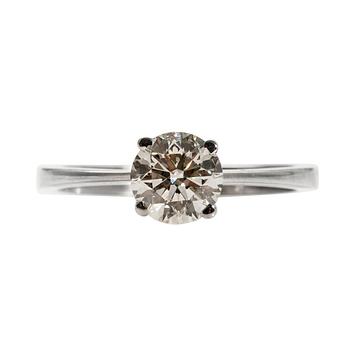 406. A RING, 18K white gold. Brilliant cut diamond c. 1.06 ct. Tinted/si. Size 17. Weight 2,8 g.