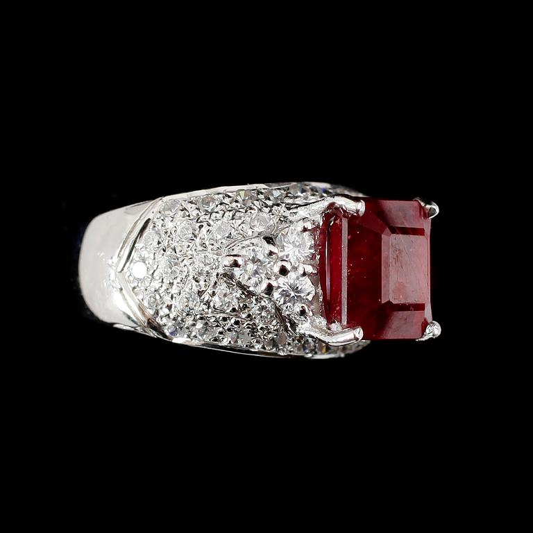 RING, silver, rubin ca 5,15 ct, vita safirer, vita zirkoner.