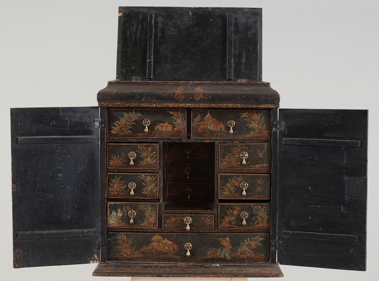 KABINETTSKÅP. Senbarock, 1700-tal.