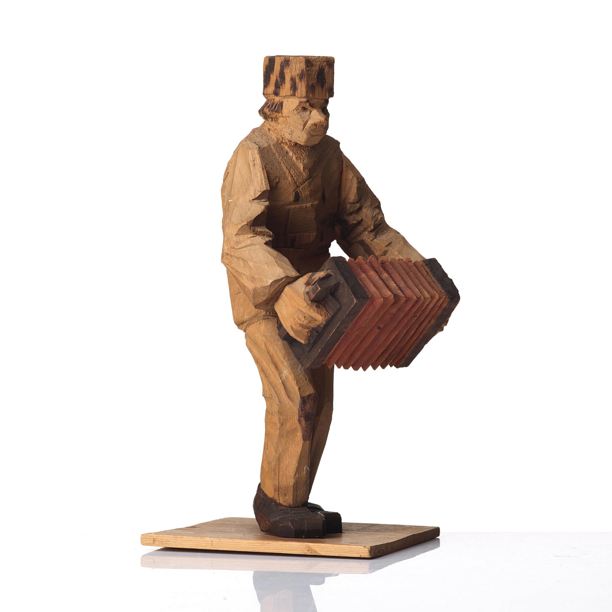 Axel Petersson Döderhultarn, Standing accordionist.