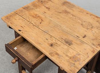 A painted pine gate-leg table, 19th Century.