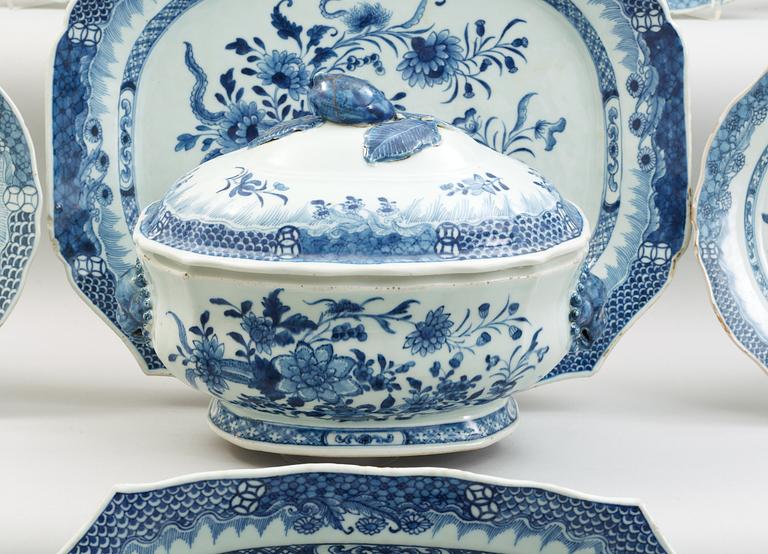 A blue and white dinner service. Qing dynasty, Qianlong  (1736-95). (32).