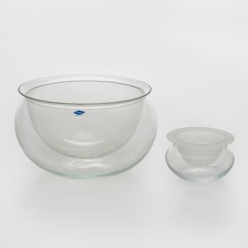 Signe Persson-Melin, A set of 14 bowls 'Boda frost', Boda late 20th century and two glass bowls.