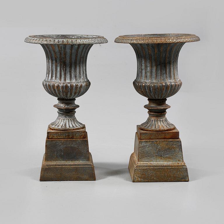 TRÄDGÅRDSURNOR, ett par, sent 1900-tal.