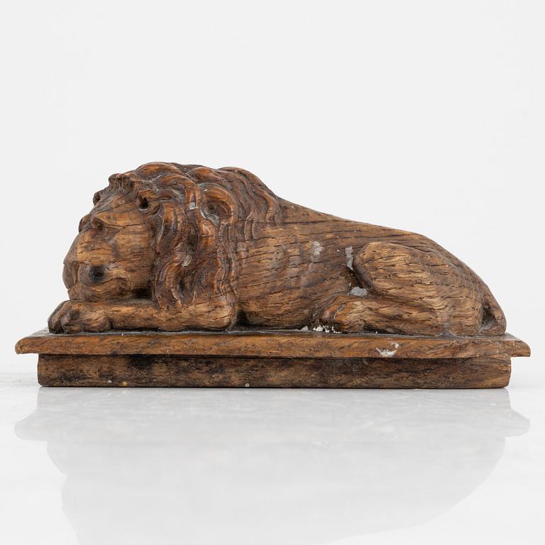 An oak lid with a carved lion, 19th Century.