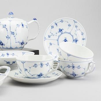 A DANISH PORCELAIN TEA SET, 22 pieces, "Musselmalet", Royal Copenhagen.