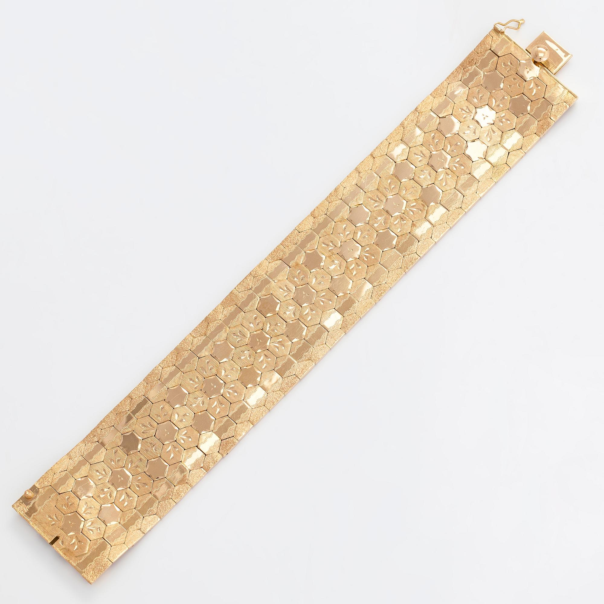 An 18K gold bracelet, Italy.