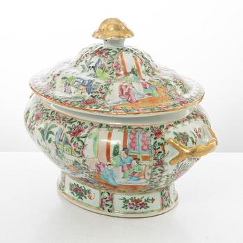 A large Chinese famille rose porcelain Canton tureen with cover, Qing dynasty, 19th century.