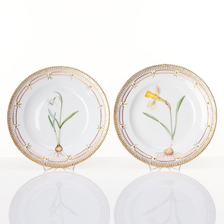 Tallrikar, nio stycken, porslin. "Flora Danica", Royal Copenhagen, Danmark, 1900-tal.