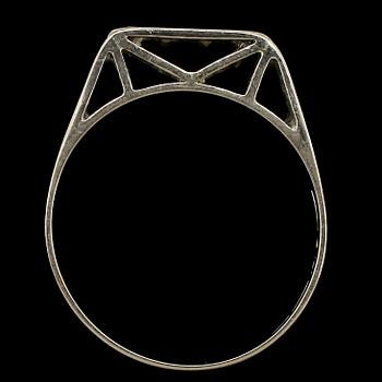 RING, 18k vitguld samt 8 åttkantslipade diamanter, tot 0.16 ct, Kurt L Carlsson, Stockholm, 1970. Vikt 3 g.