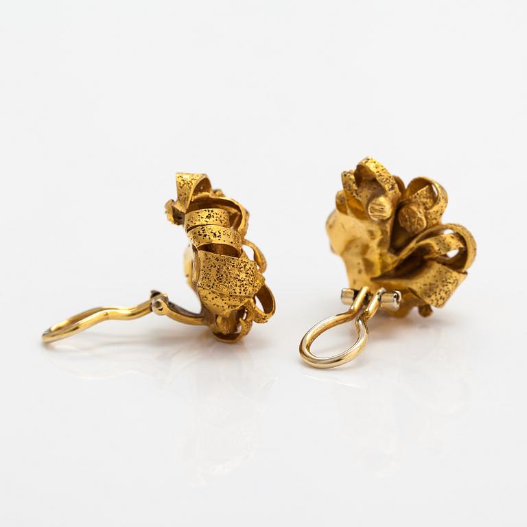 Lotta Orkomies, A brooch and a pair of earrings in 18K gold. A Tillander, Helsinki 1971 and 1975.