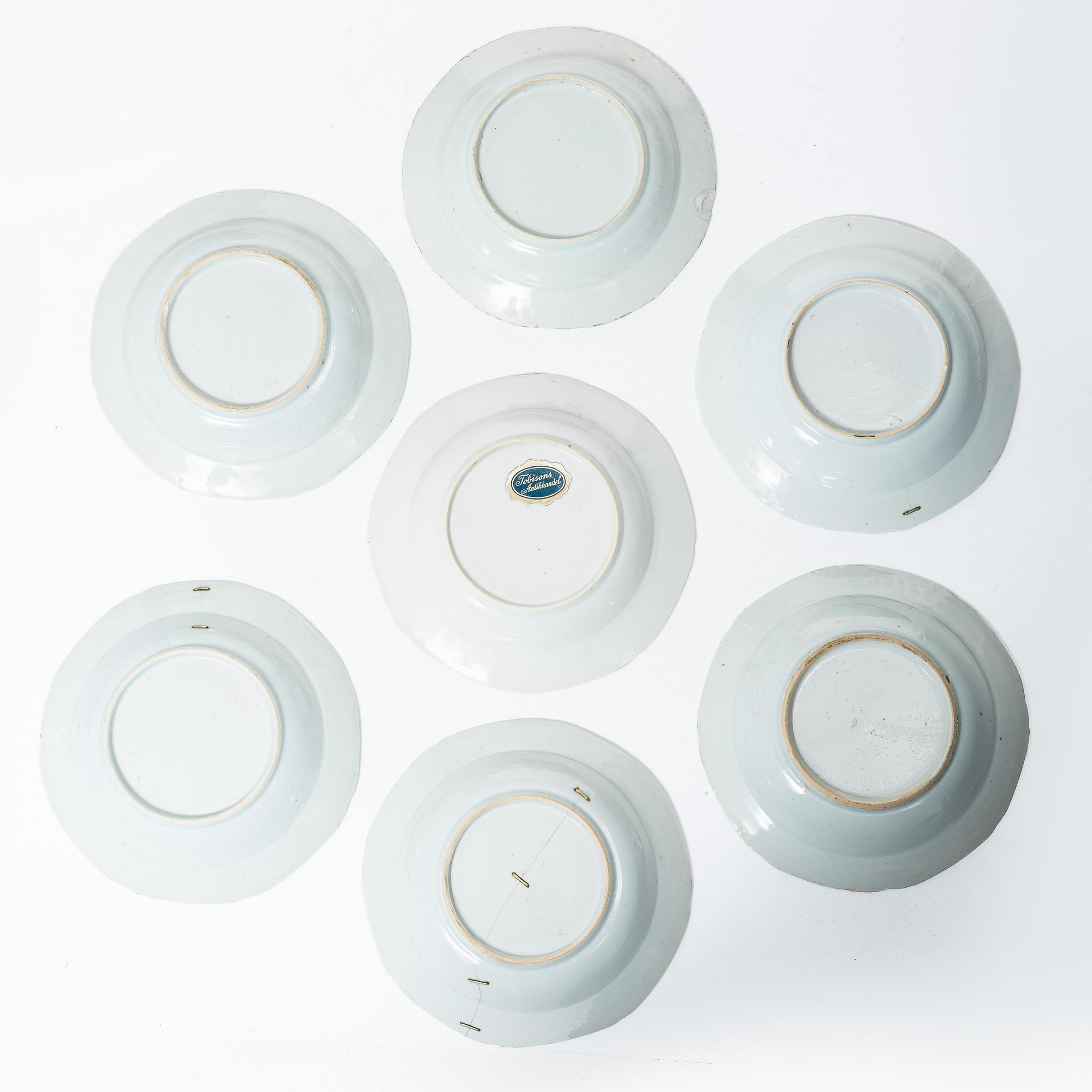14 blue and white berry plates and five small plates, porcelain, China, Qianlong (1736-95) and Jiaqing (1796-1820).