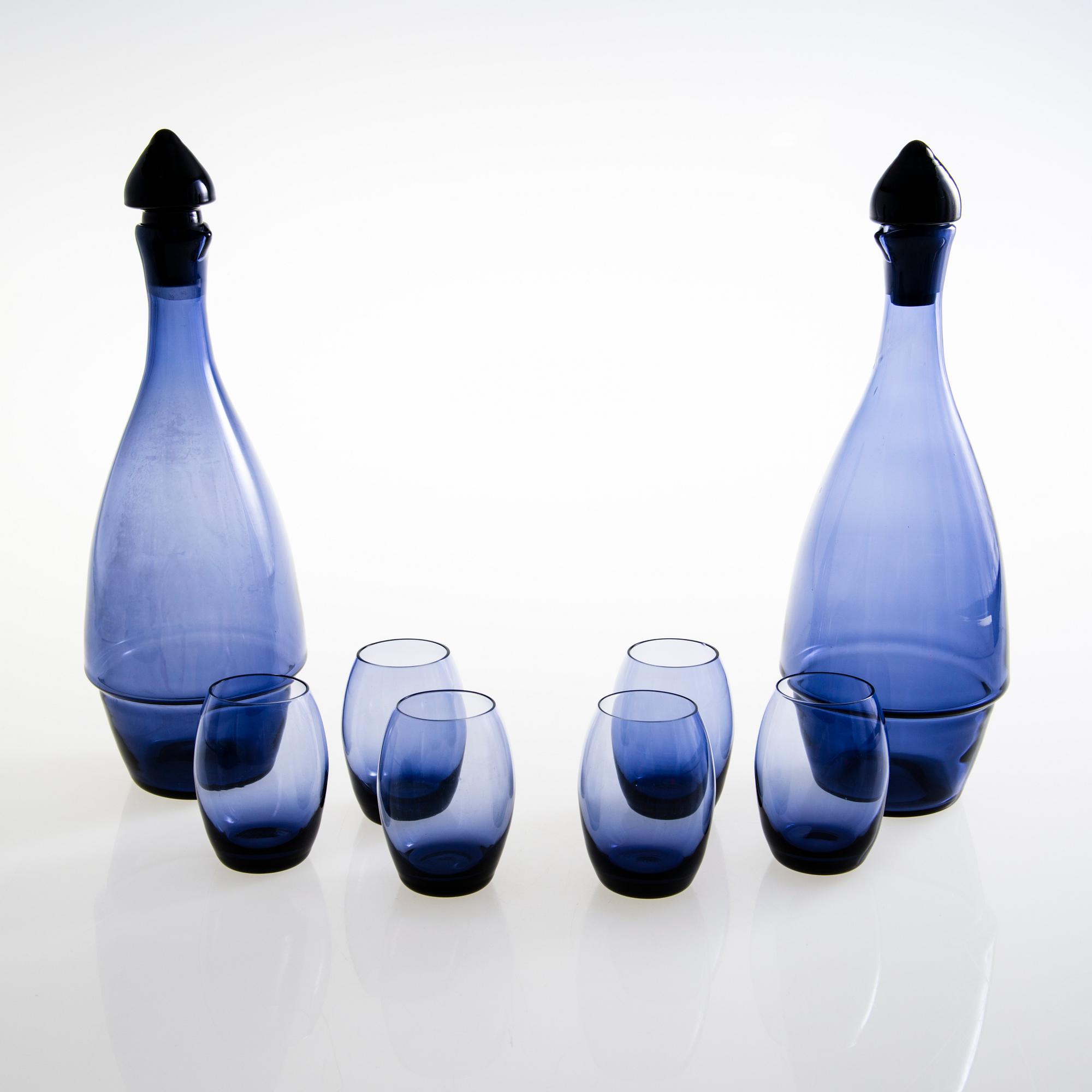 HELENA TYNELL, karahveja, 2 kpl ja juomalaseja, 6 kpl, "Pingviini", Riihimäen Lasi Oy. Tuotannossa 1964-1965.