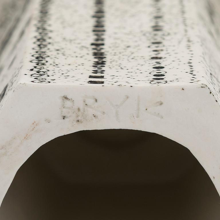 Rut Bryk, kynttilänjalka, kivitavaraa, signeerattu BRYK.