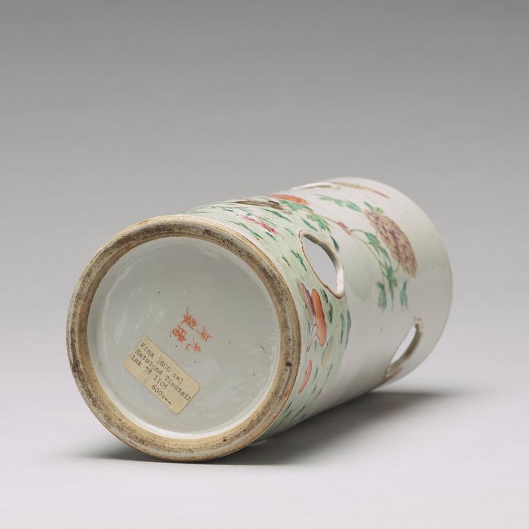 PERUKSTOCK/VAS, porslin. Qingdynastin, omkring 1900.