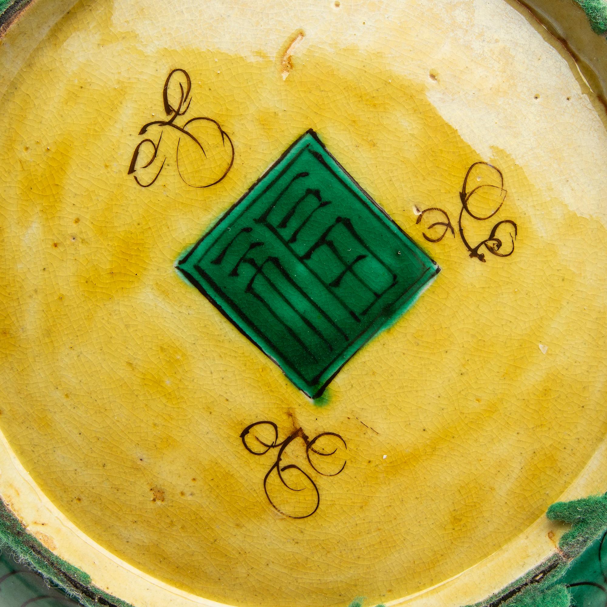A Japanese kutani ware dish, Edo/Meiji.
