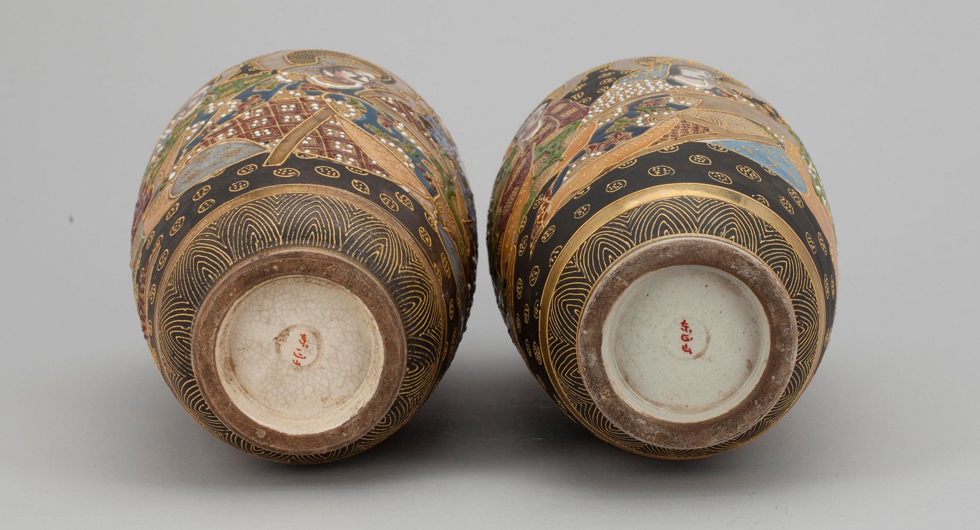 VASER, ett par, porslin, Satsuma, Japan.