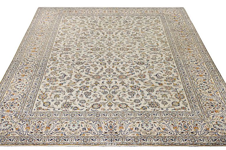 A Kashan carpet, c. 387 x 290 cm.