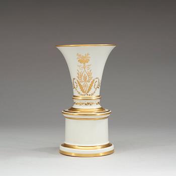 VAS med INSATS på SOCKEL, porslin. Fürstenberg, 1800-tal.