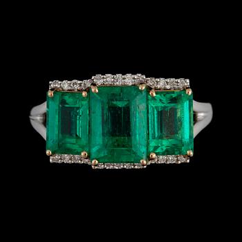 108. An emerald and brilliant-cut diamond ring. Total carat weight on emeralds 4.04 cts. Carat weight on diamonds 0.14 ct.