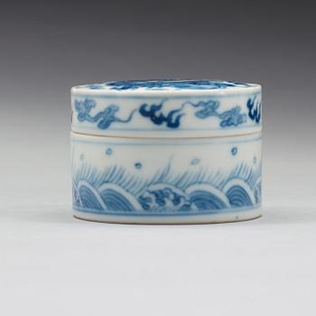 A blue and white box with cover, Qing dynasty, 19th Century.