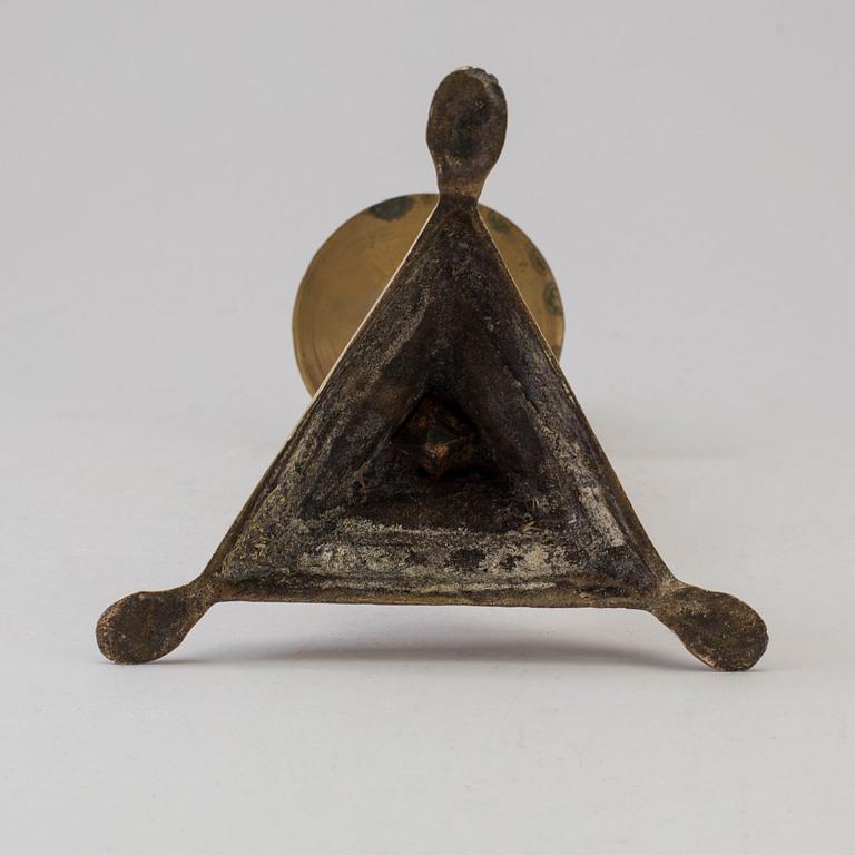 AN 18TH CENTURY BRONZE CANDLESTICK.