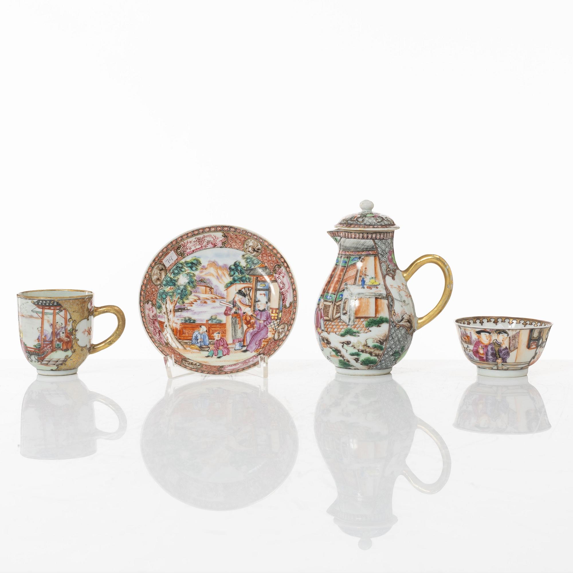 A Chinese export porcelain creamer with cover and two cups, Qing dynasty, 18th century.