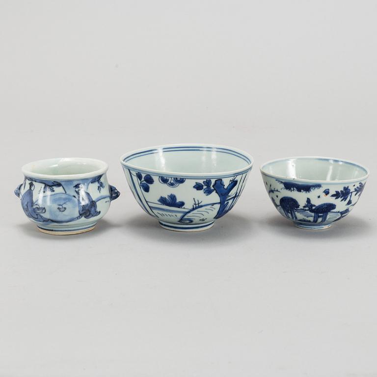 Two blue and white bowls and a censer, Ming dynasty (1368-1644).