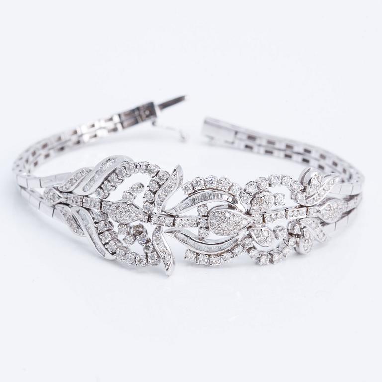 Ca 7.00 cts brilliant- and baguette-cut diamond bracelet and collier.