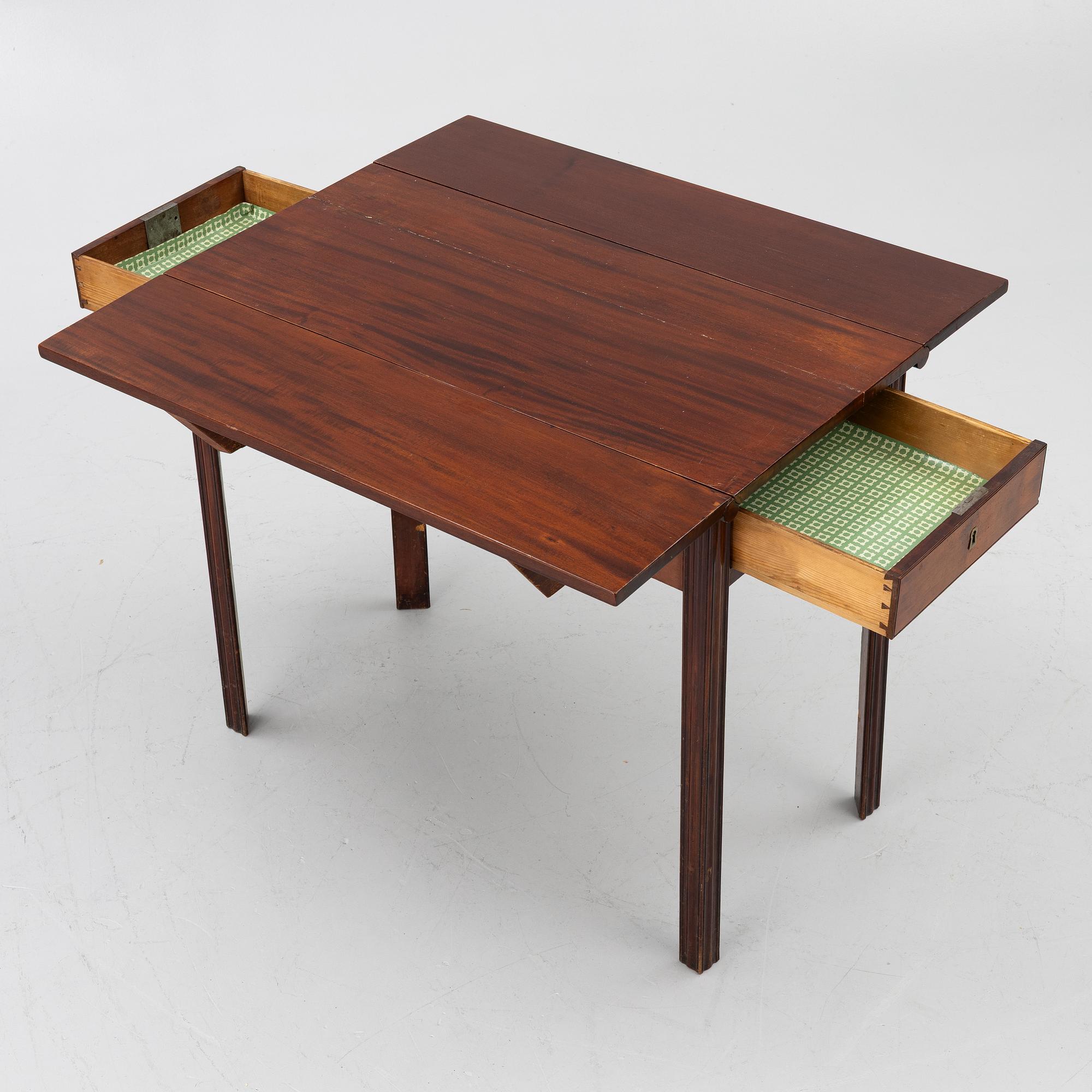 A late gustavian mahogny table.