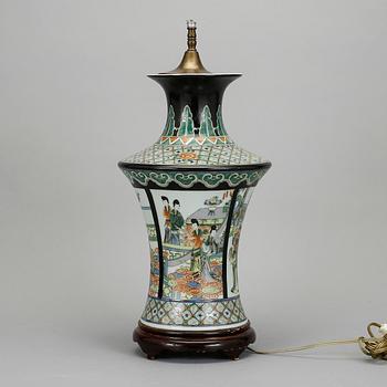 VAS/BORDSLAMPA, porslin, Kina, 1900-tal.